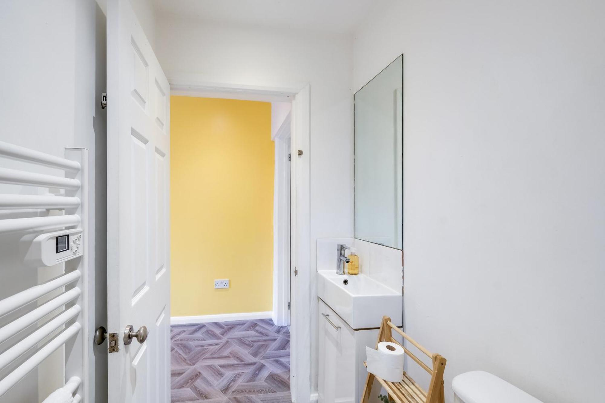 Kings House Apartment Hayes, West London Apt A Northolt  Экстерьер фото